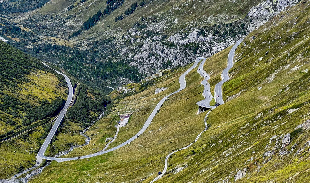 Kehren der Furkapassstraße aus der Luft Kehren der Furkapassstraße aus der Luft